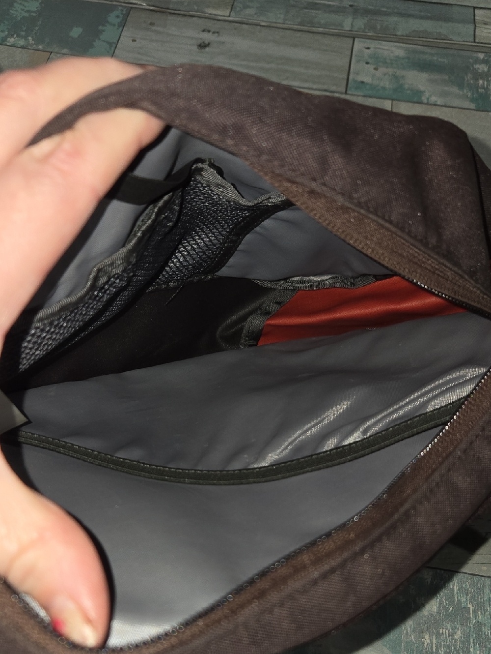Patagonia red and black Atom 8L Sling Pack - Picture 4 of 10